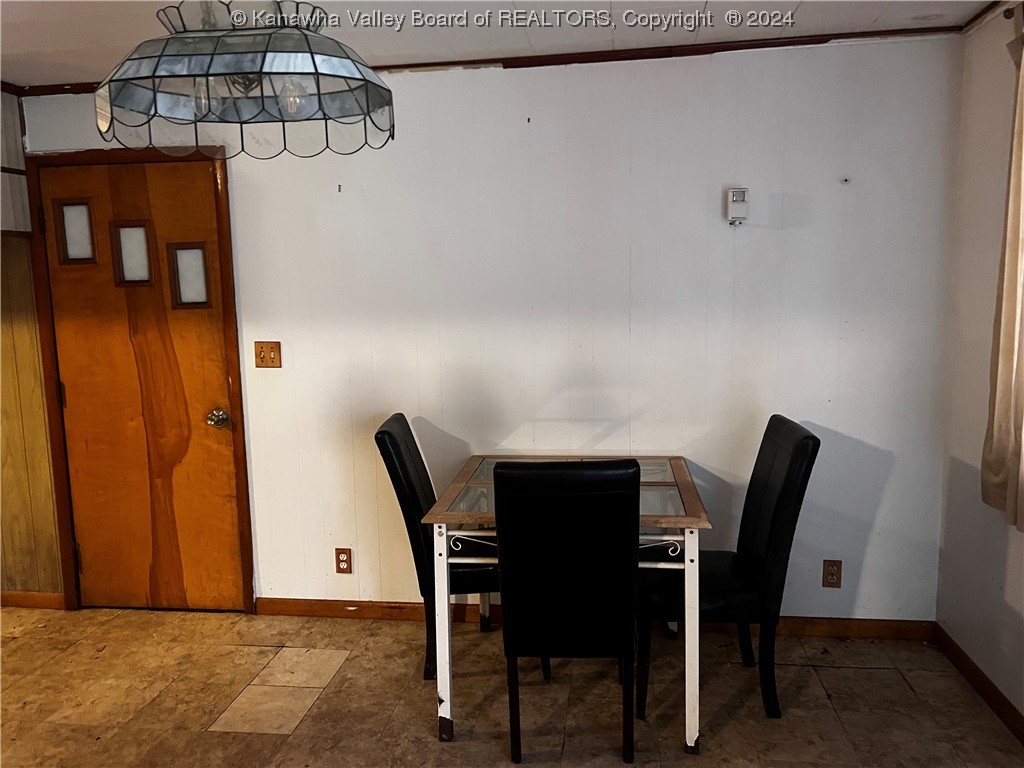 128 EAST VALLEY VIEW