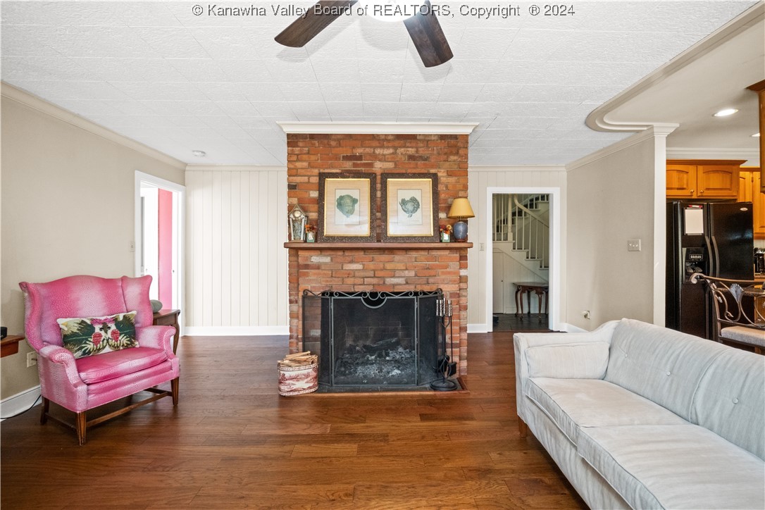 1527 SUMMIT Drive