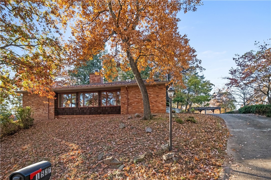 1527 SUMMIT Drive