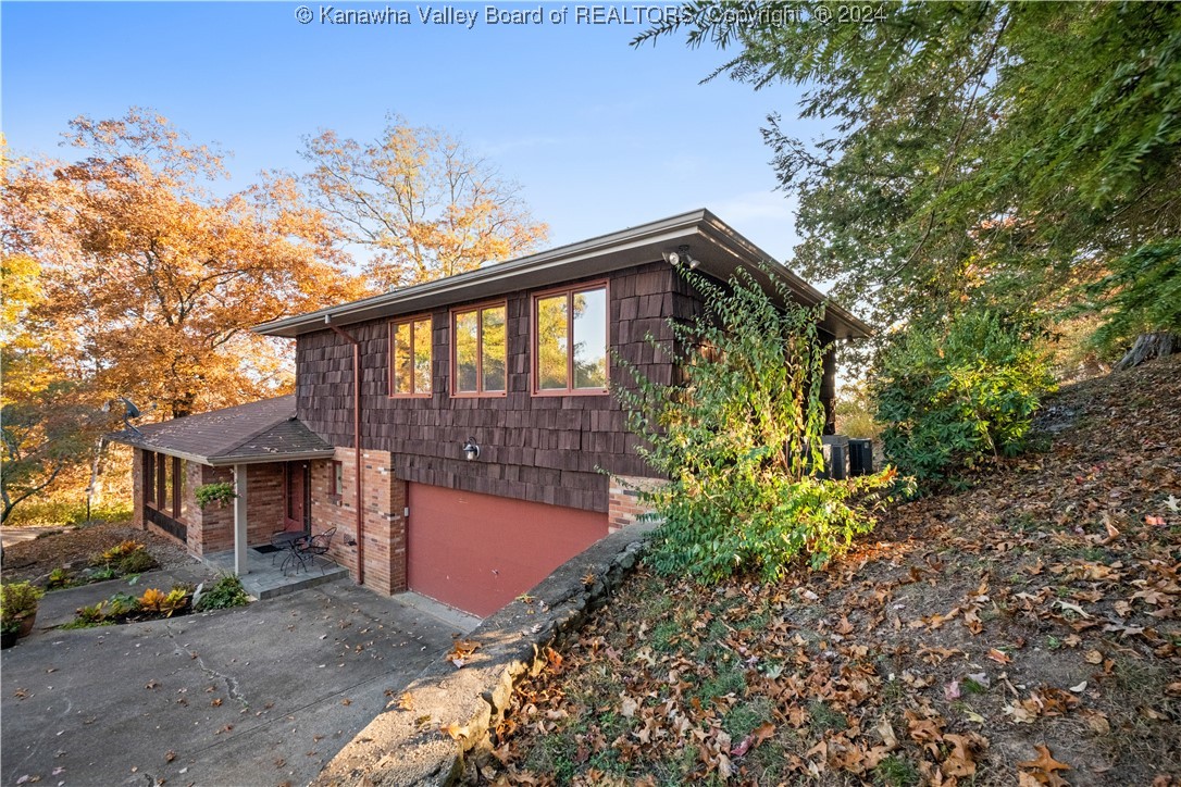 1527 SUMMIT Drive