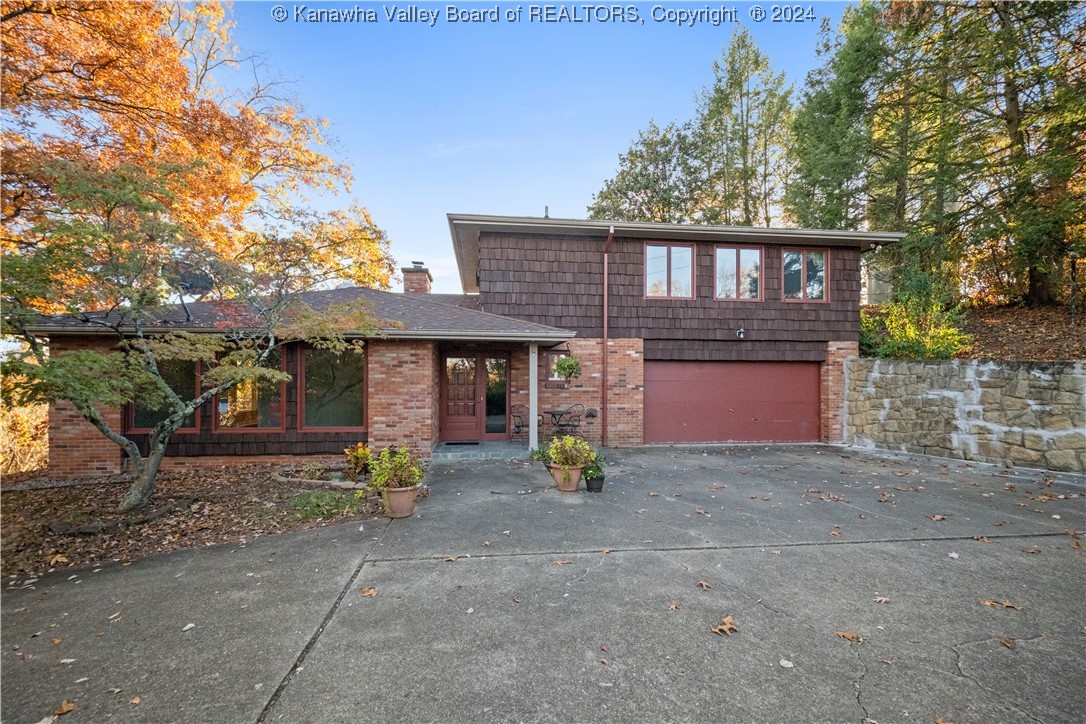 1527 SUMMIT Drive