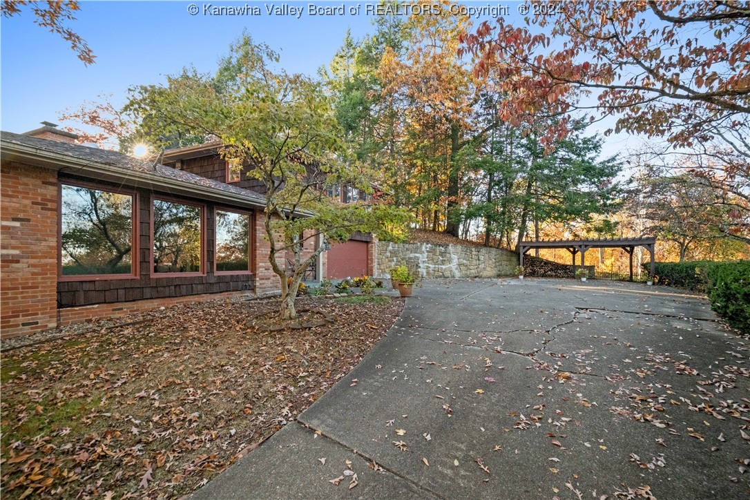 1527 SUMMIT Drive