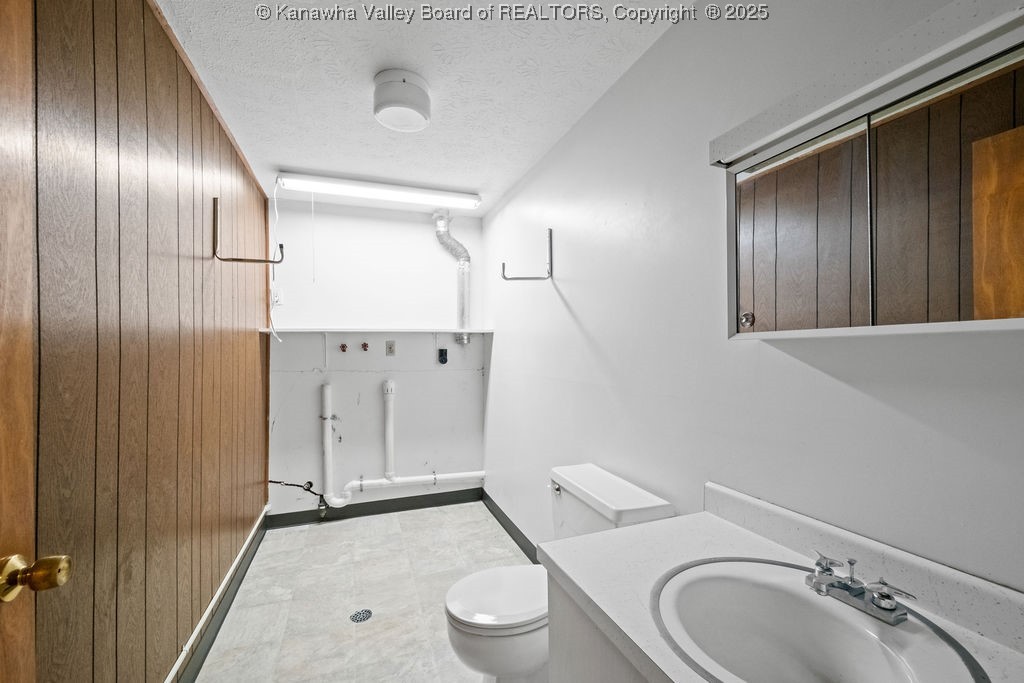 860 Whispering Way