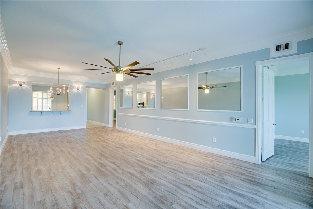 32 Harbour Isle Drive W 103