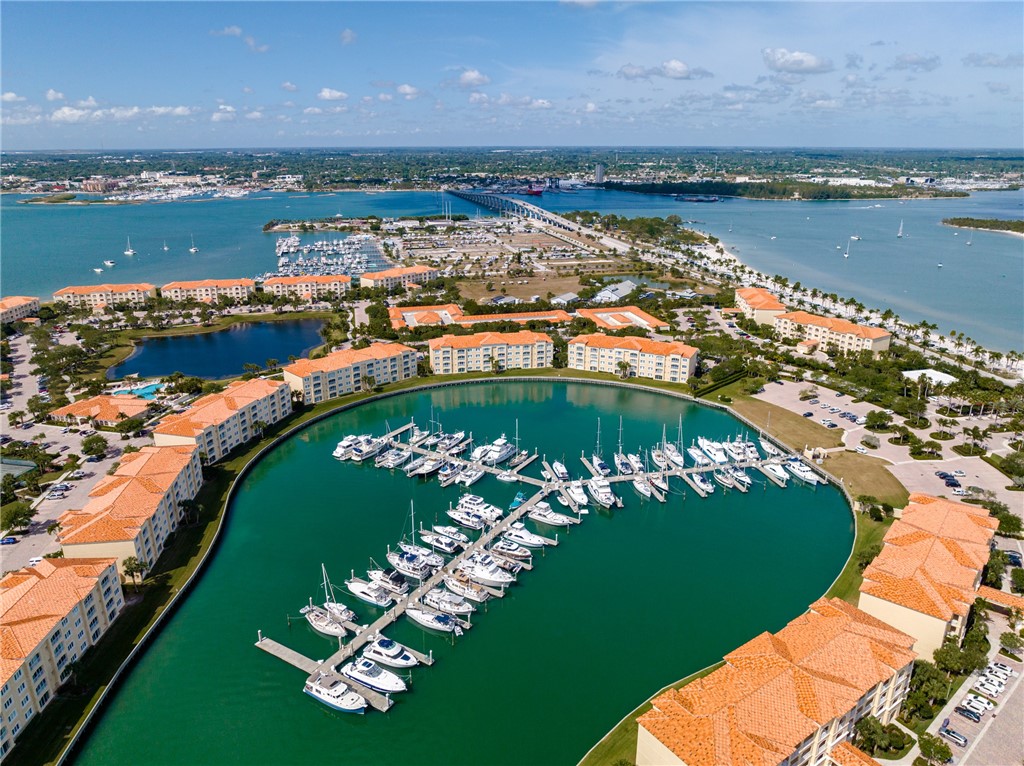 32 Harbour Isle Drive W 103