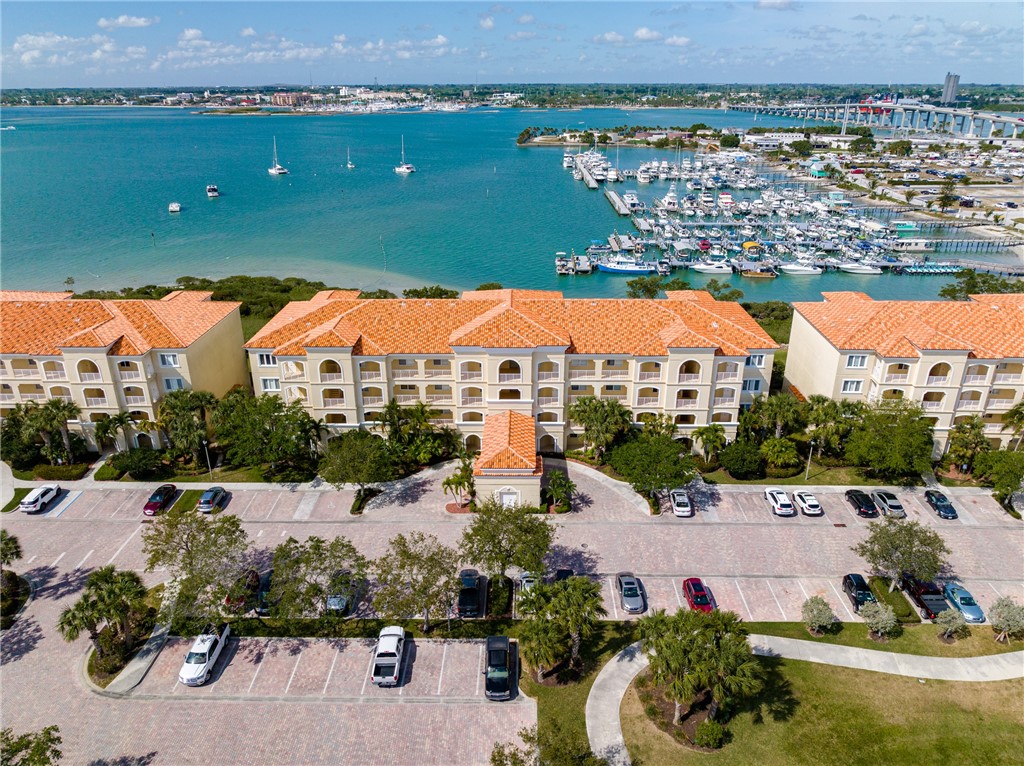 32 Harbour Isle Drive W 103