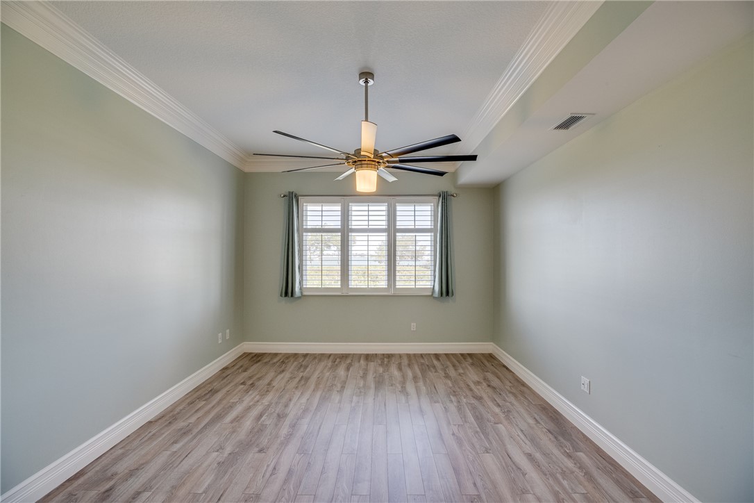 32 Harbour Isle Drive W 103