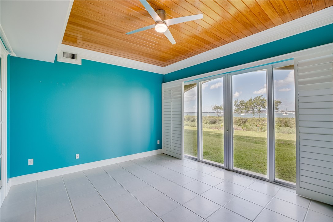 32 Harbour Isle Drive W 103