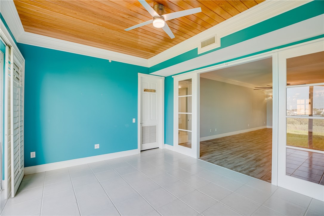 32 Harbour Isle Drive W 103