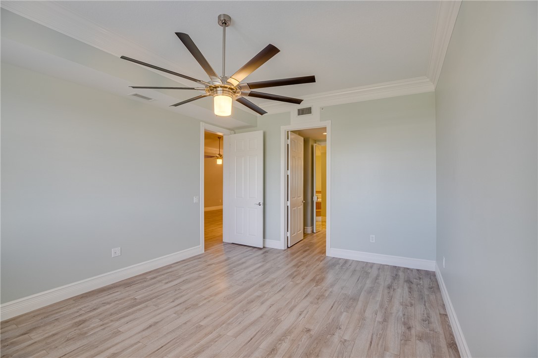 32 Harbour Isle Drive W 103