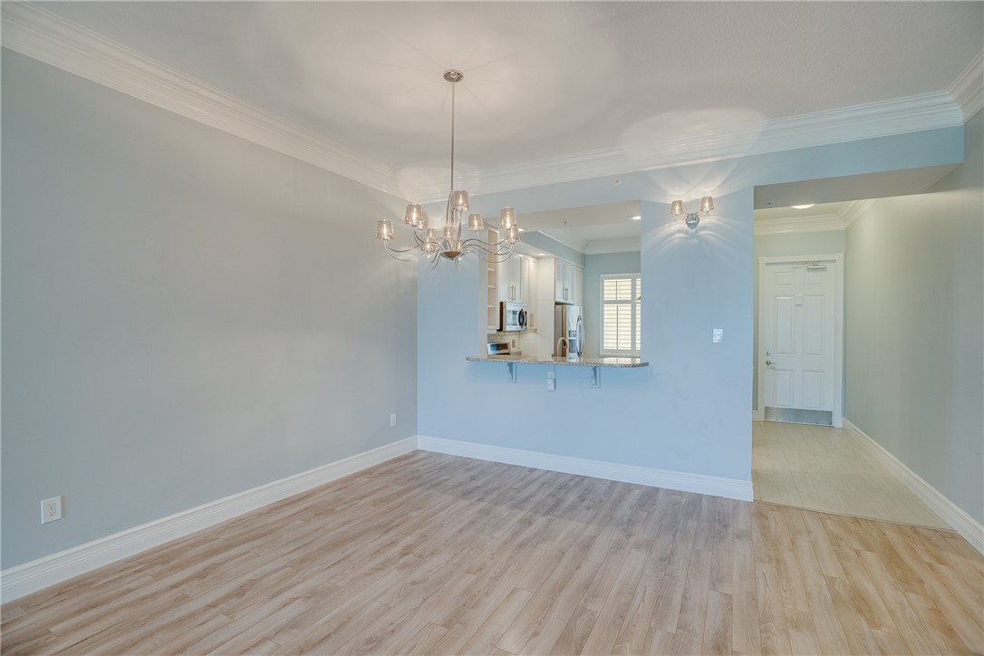 32 Harbour Isle Drive W 103