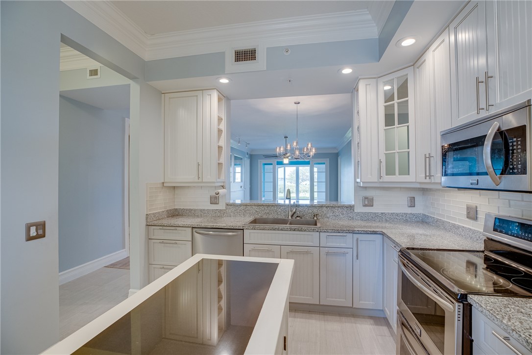 32 Harbour Isle Drive W 103