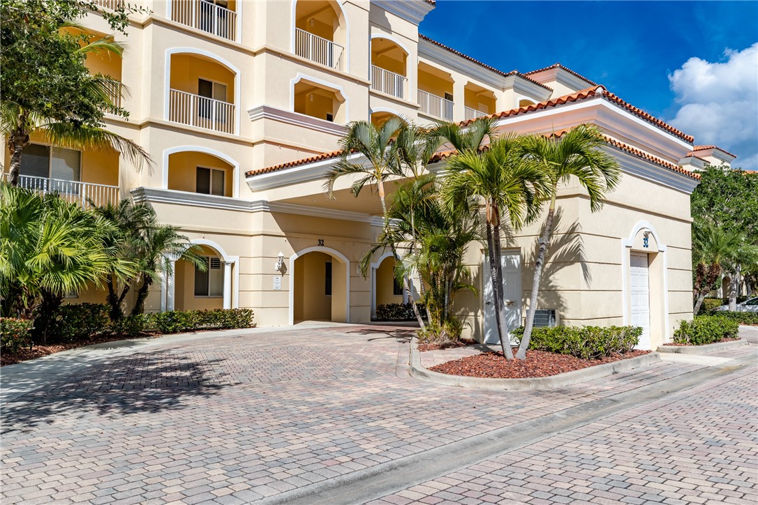 32 Harbour Isle Drive W 103