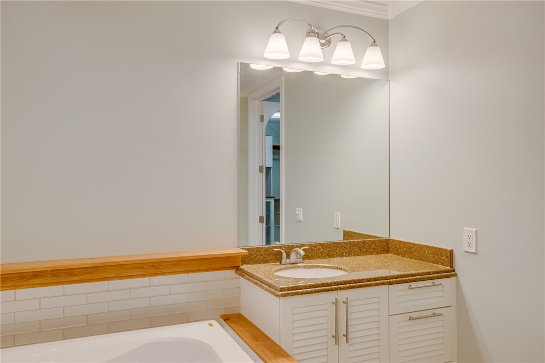 32 Harbour Isle Drive W 103