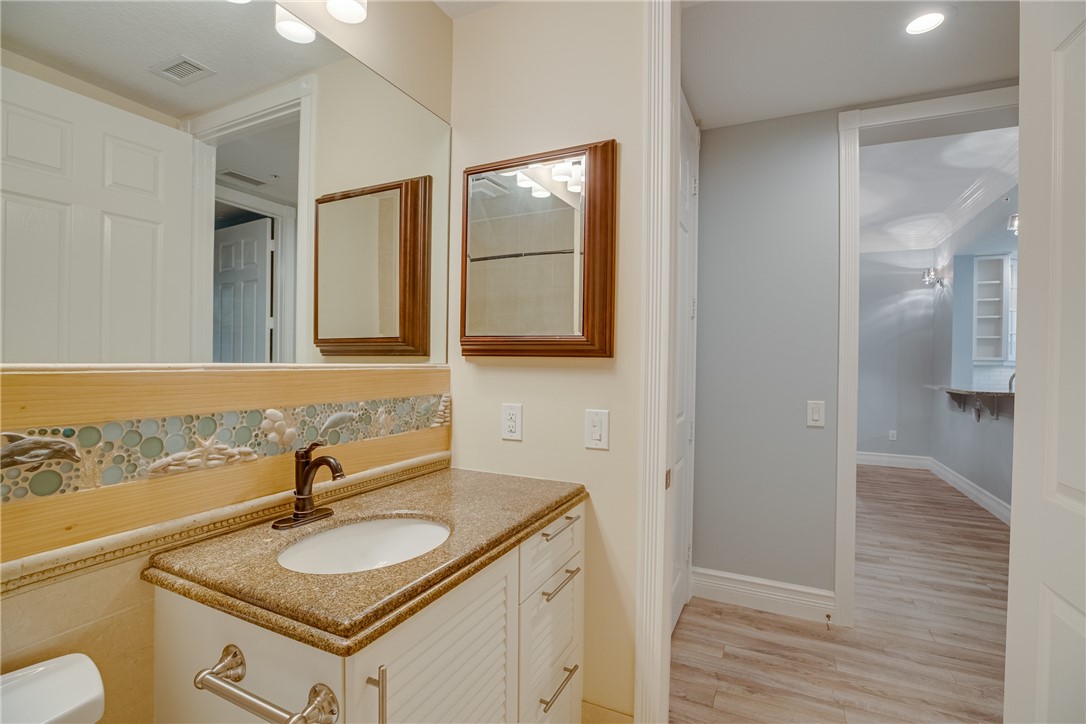 32 Harbour Isle Drive W 103