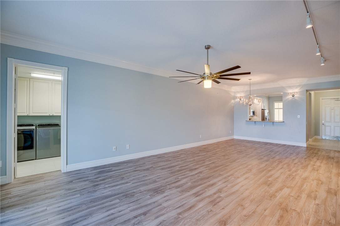 32 Harbour Isle Drive W 103