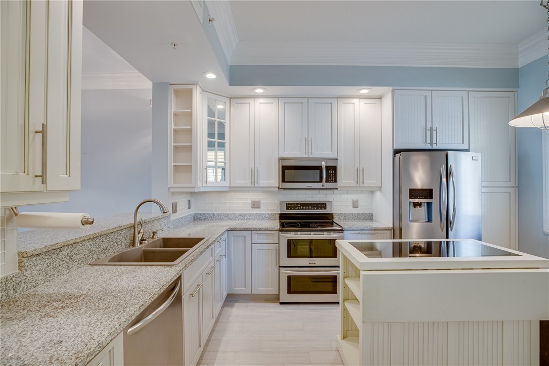 32 Harbour Isle Drive W 103