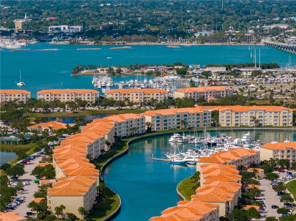 32 Harbour Isle Drive W 103