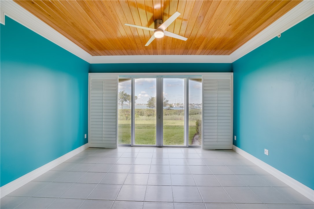 32 Harbour Isle Drive W 103