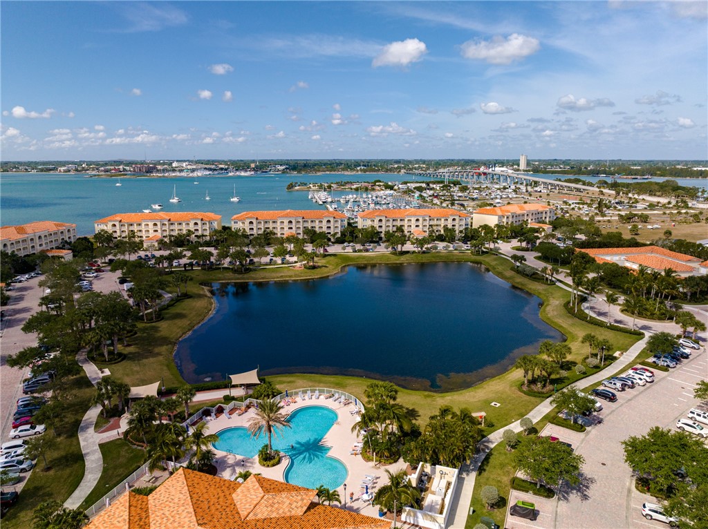 32 Harbour Isle Drive W 103