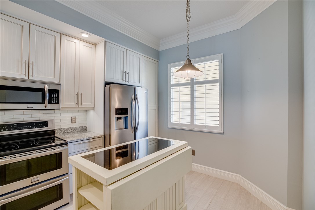 32 Harbour Isle Drive W 103