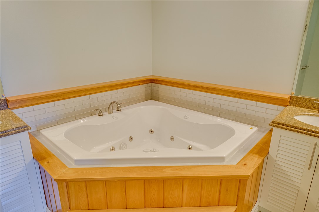 32 Harbour Isle Drive W 103