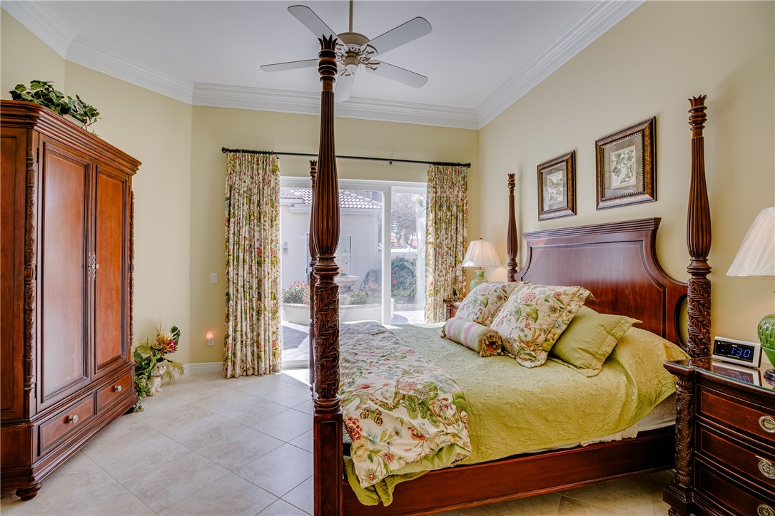 979 Island Club Square