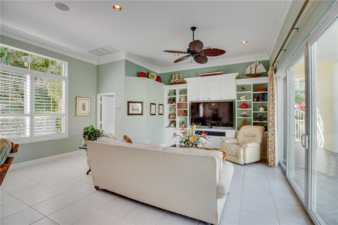 979 Island Club Square