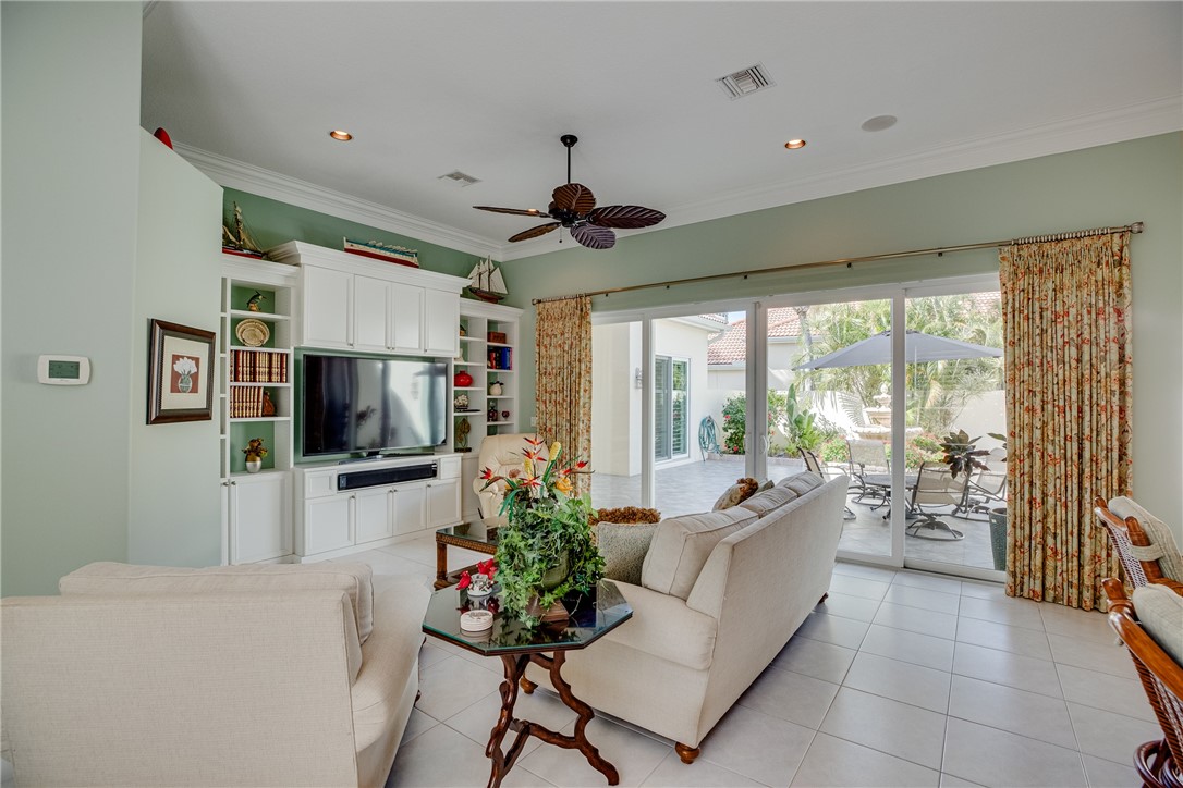 979 Island Club Square