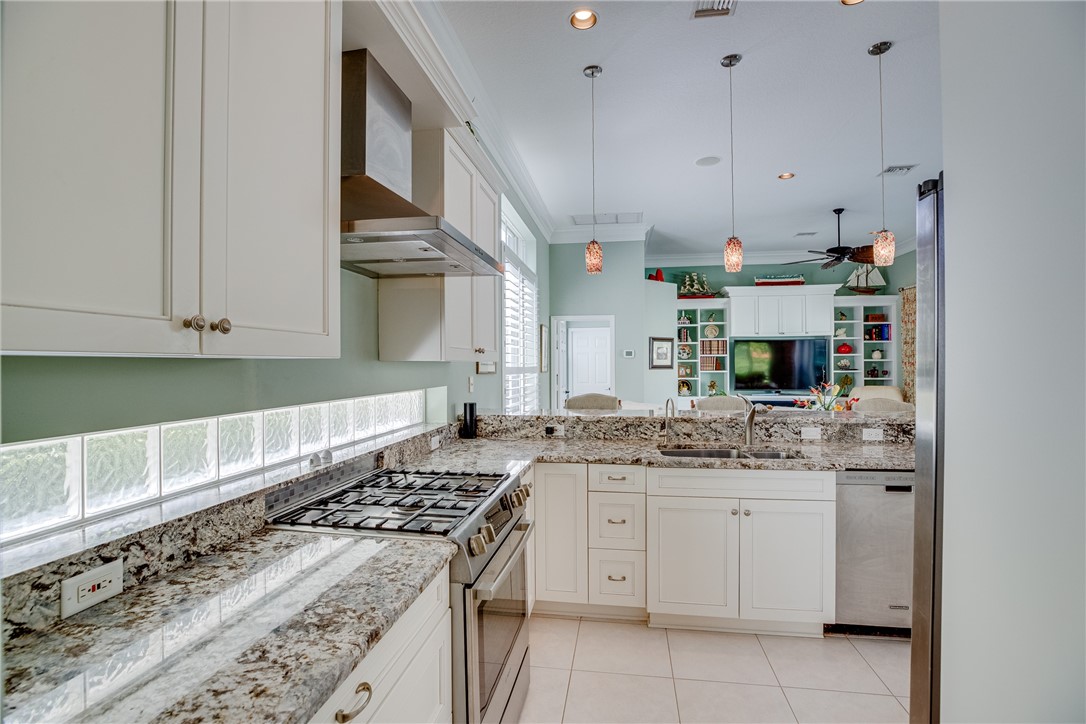 979 Island Club Square