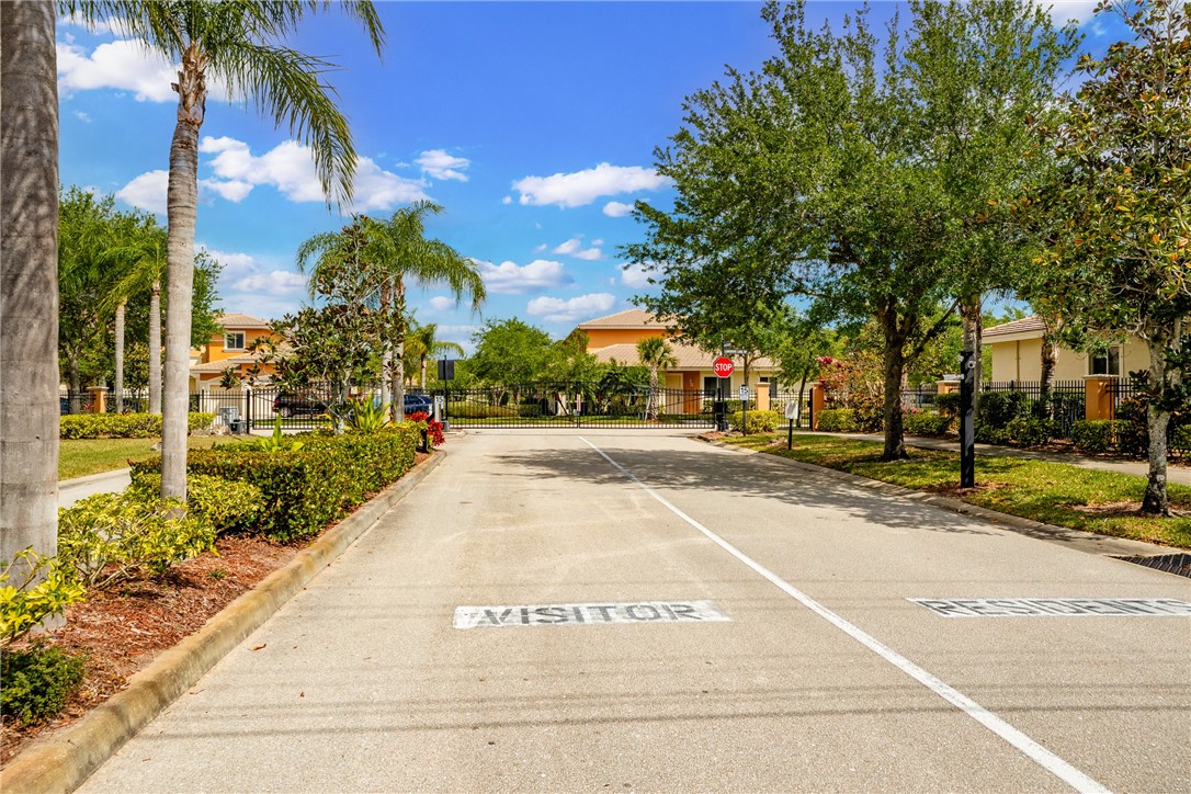 2587 Stockbridge Square SW