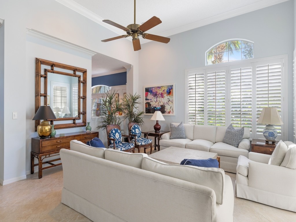 8813 Lakeside Circle