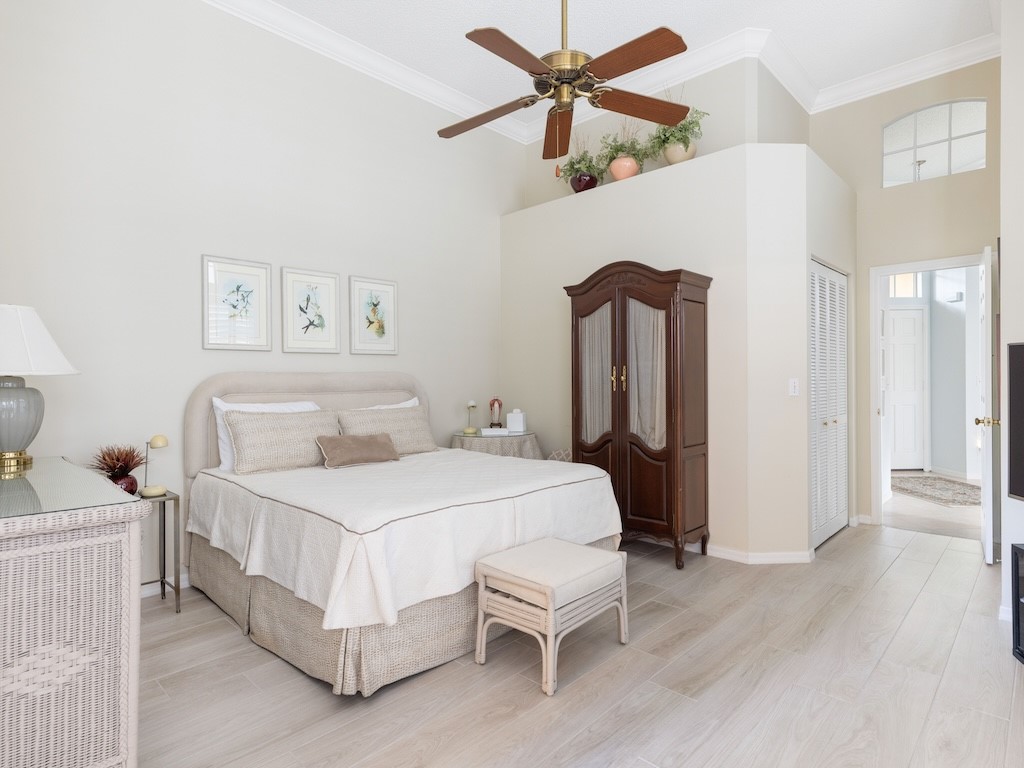 8813 Lakeside Circle