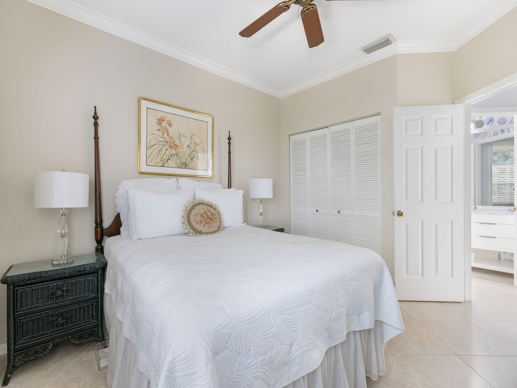 8813 Lakeside Circle