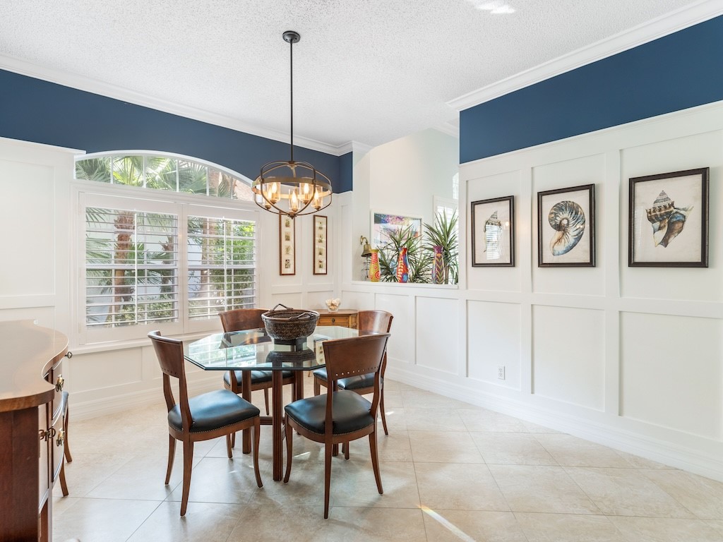 8813 Lakeside Circle