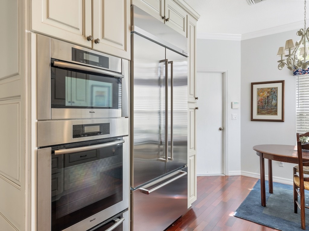 8813 Lakeside Circle