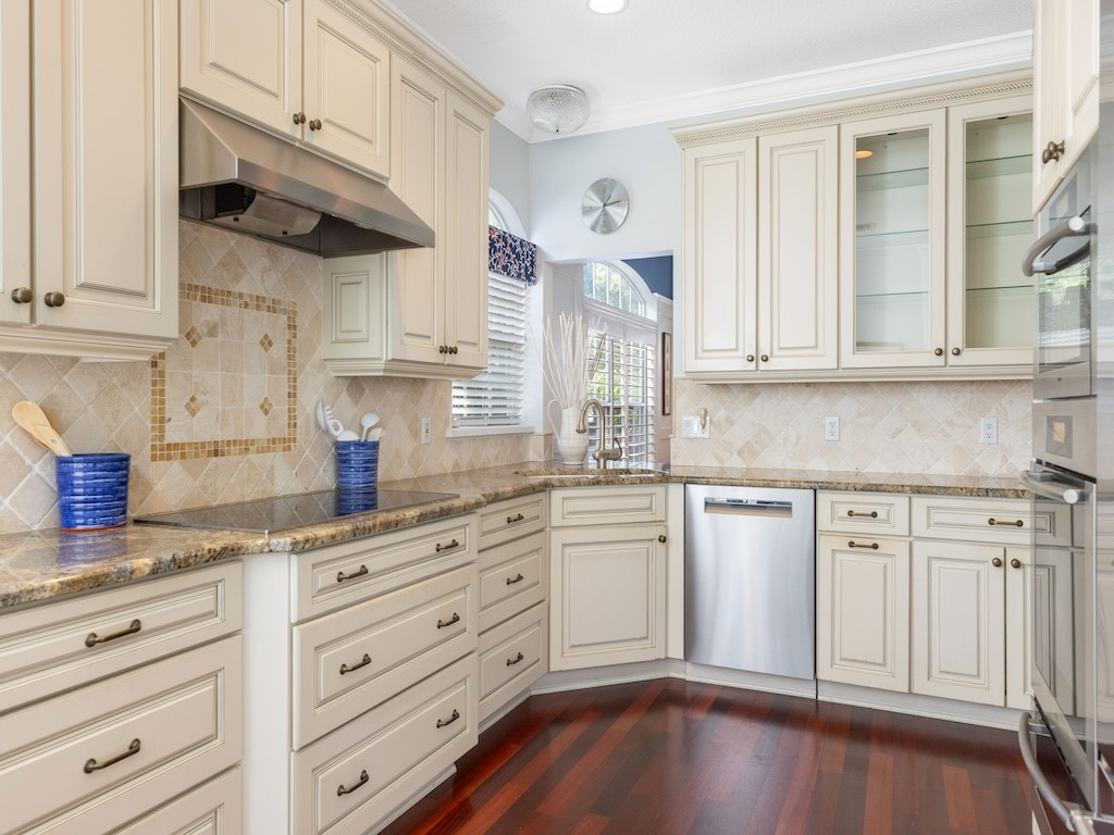 8813 Lakeside Circle