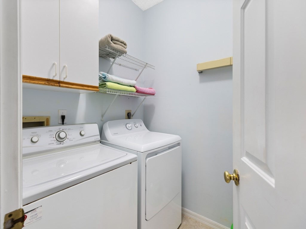 8813 Lakeside Circle