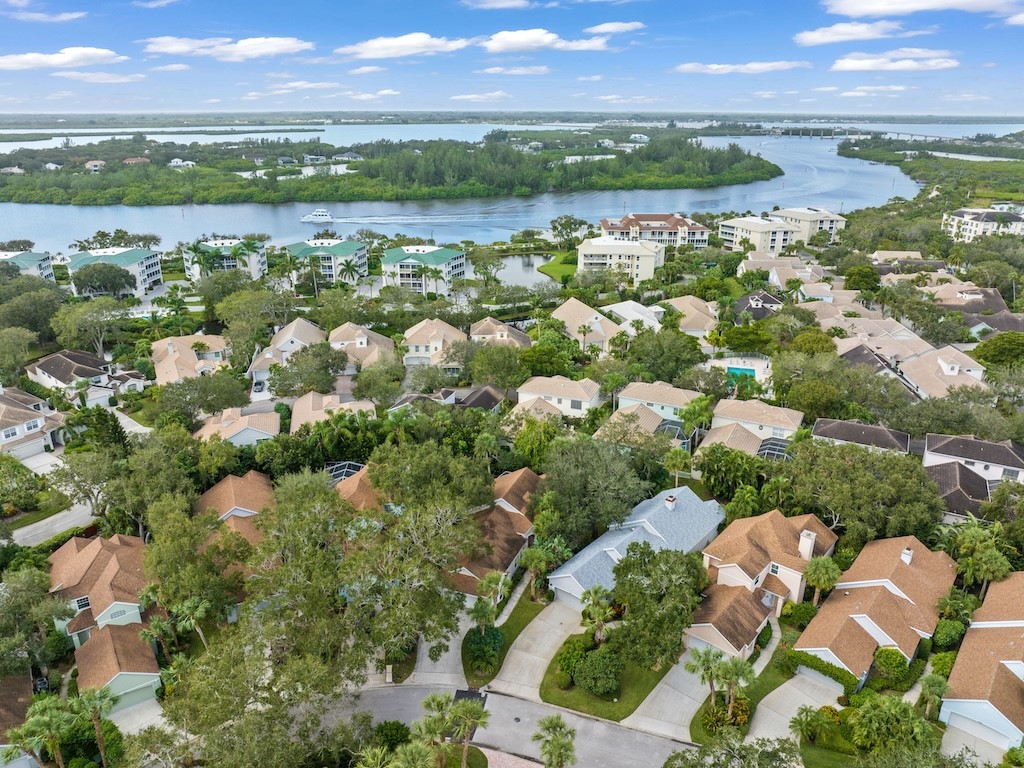 8813 Lakeside Circle