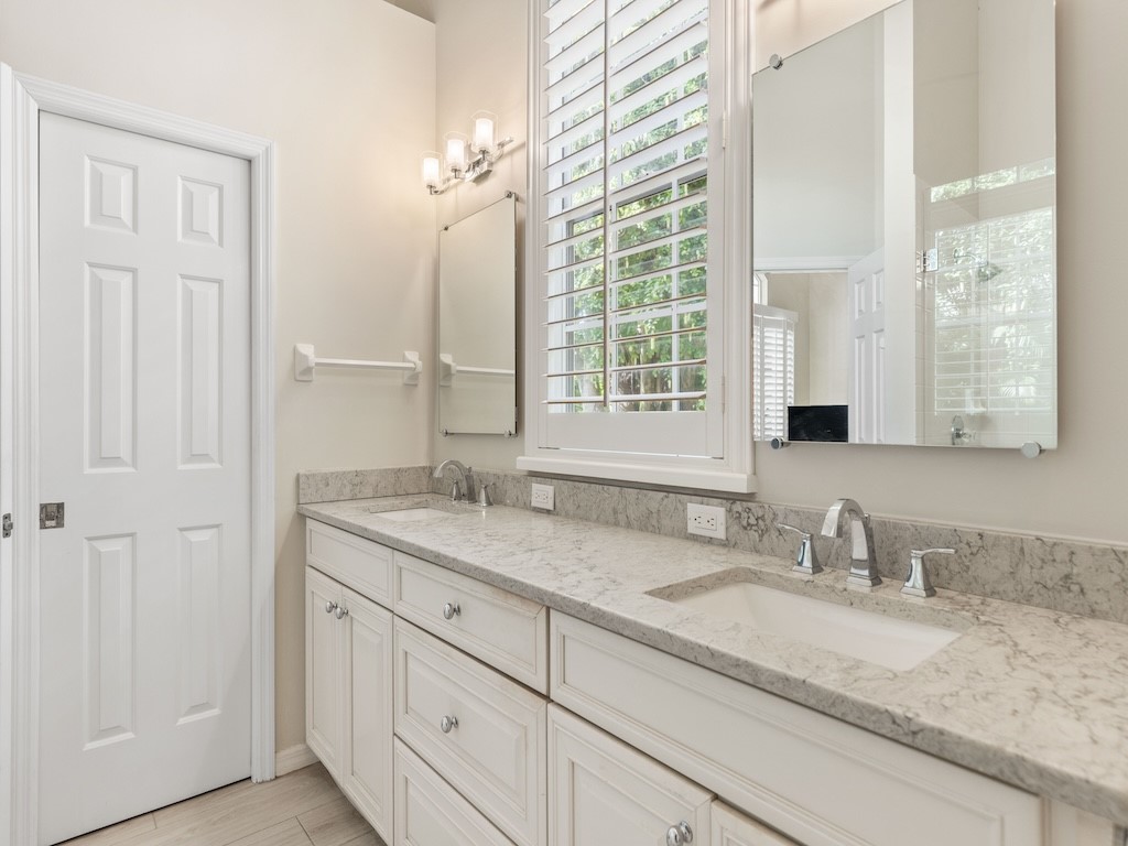 8813 Lakeside Circle