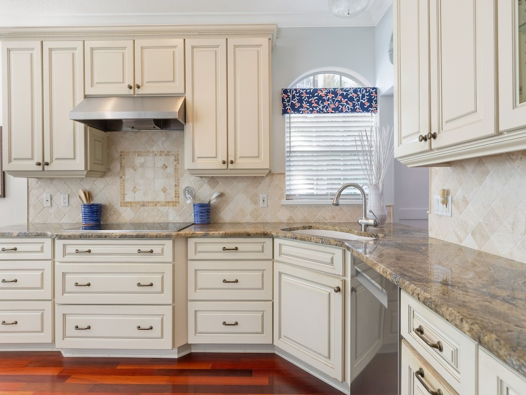 8813 Lakeside Circle