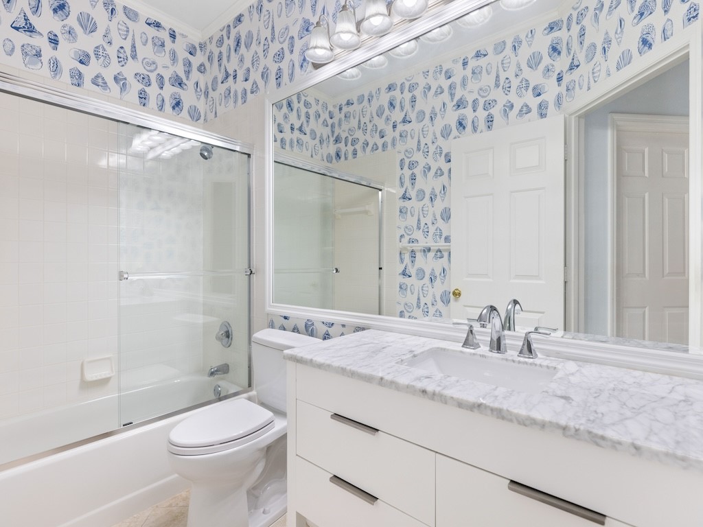 8813 Lakeside Circle