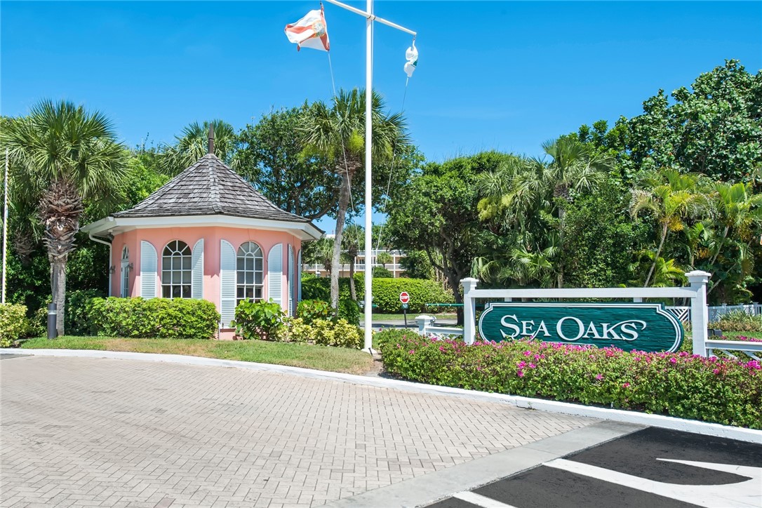 8813 Lakeside Circle