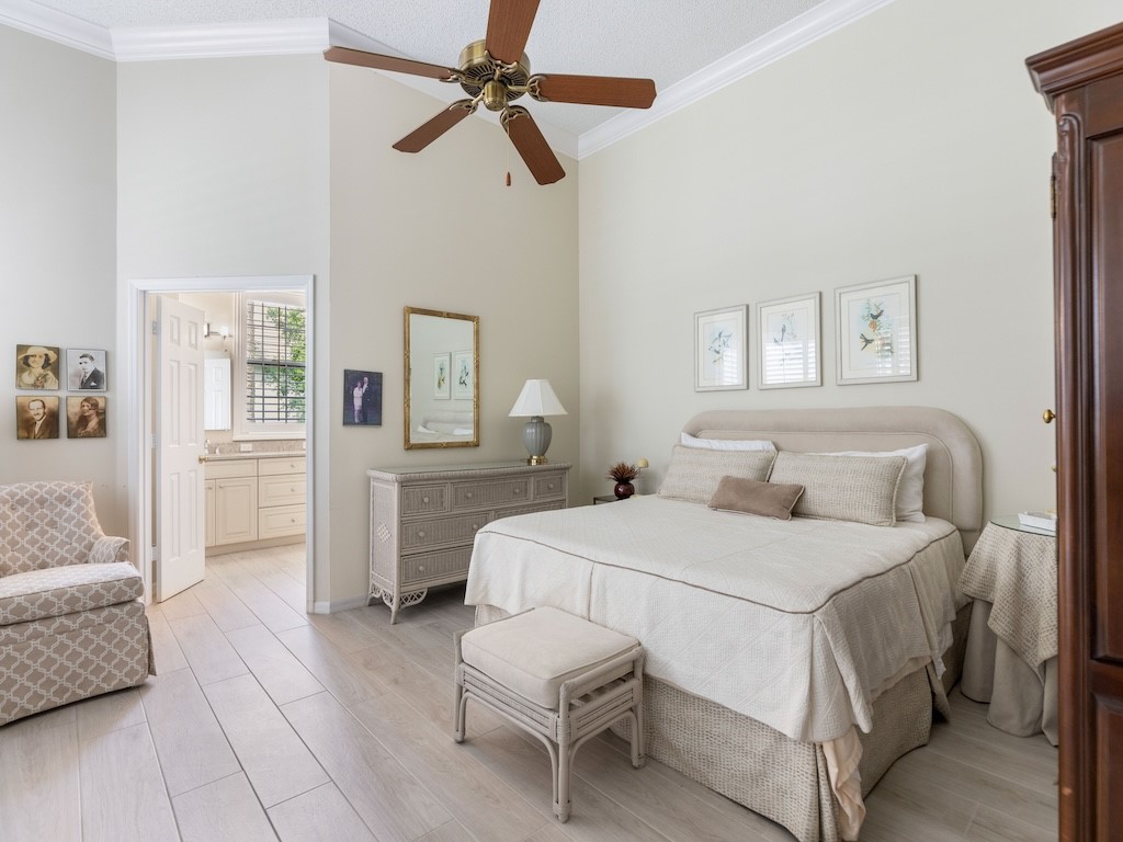 8813 Lakeside Circle