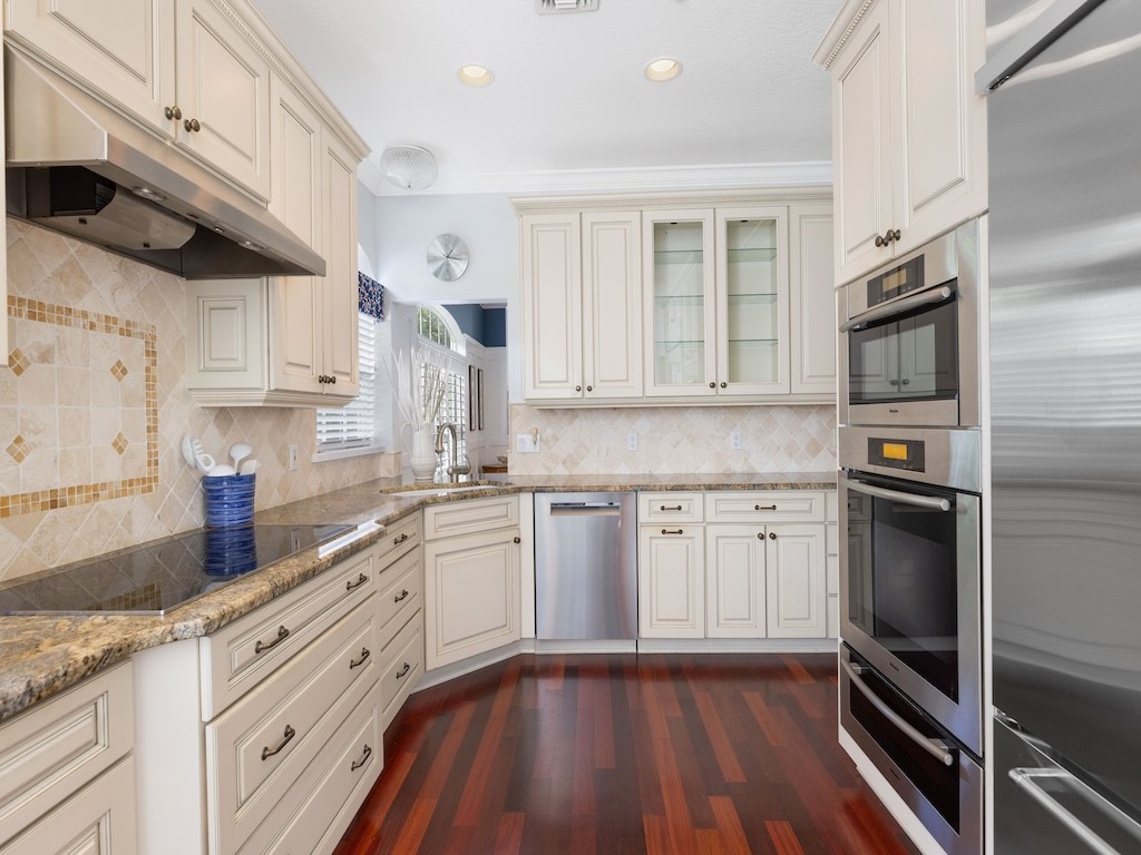 8813 Lakeside Circle