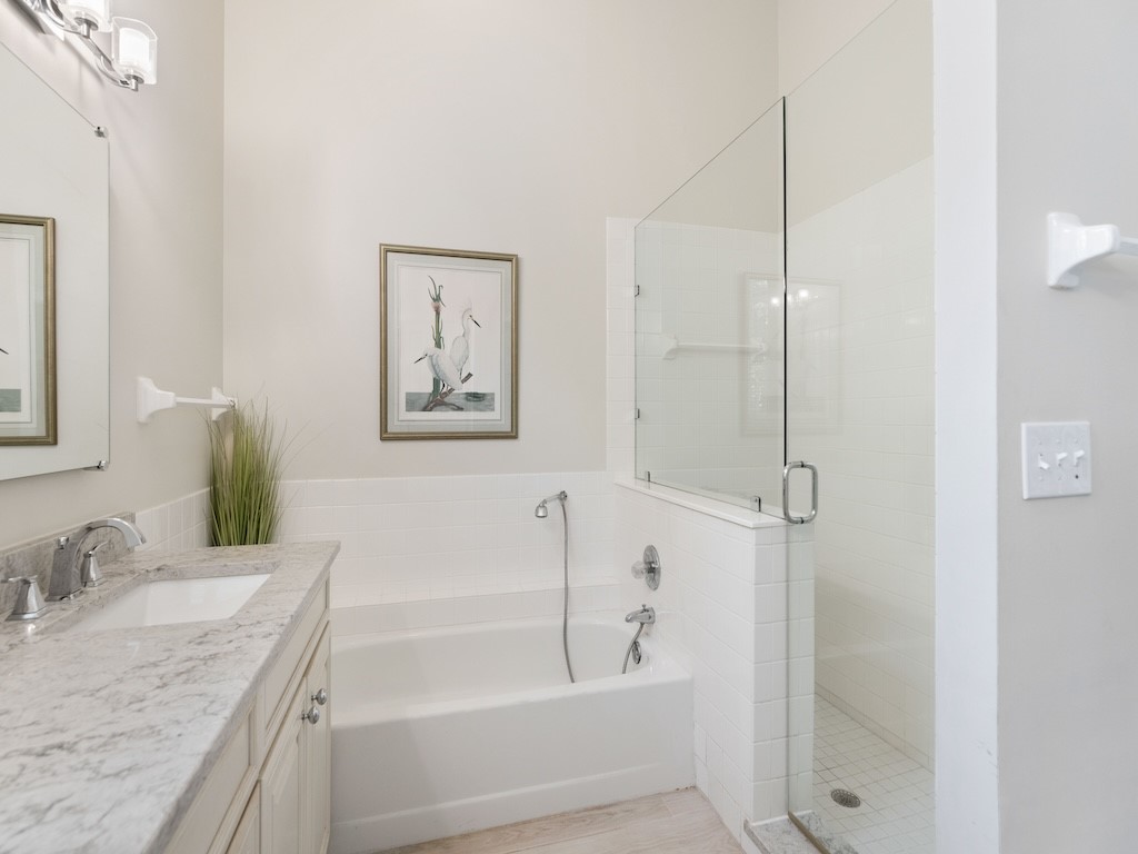 8813 Lakeside Circle