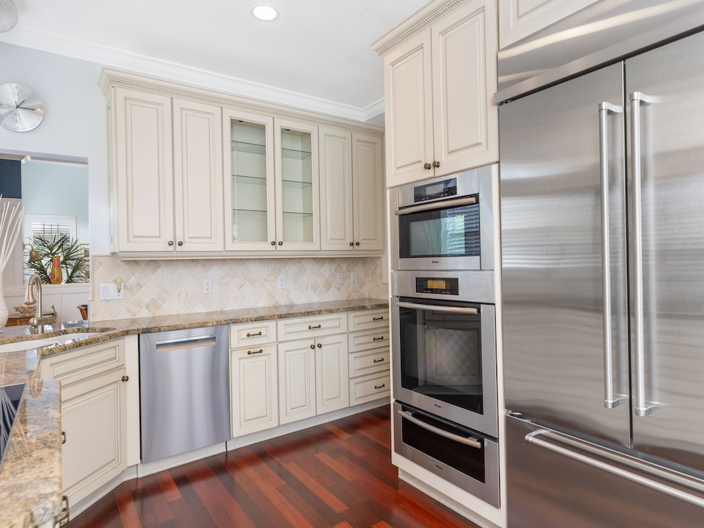 8813 Lakeside Circle