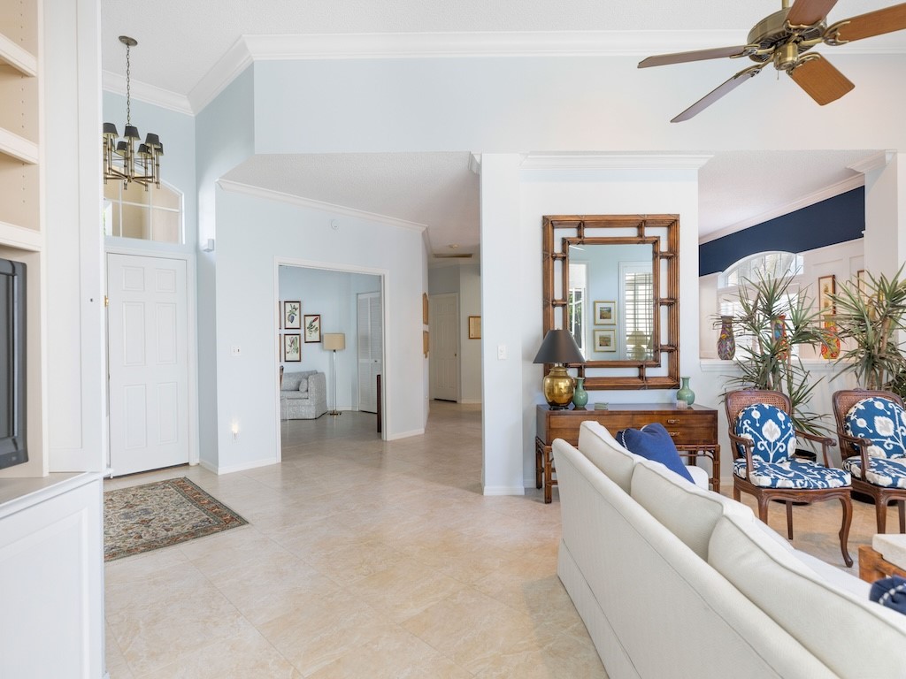 8813 Lakeside Circle