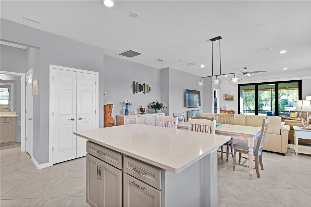 5129 Unity Square