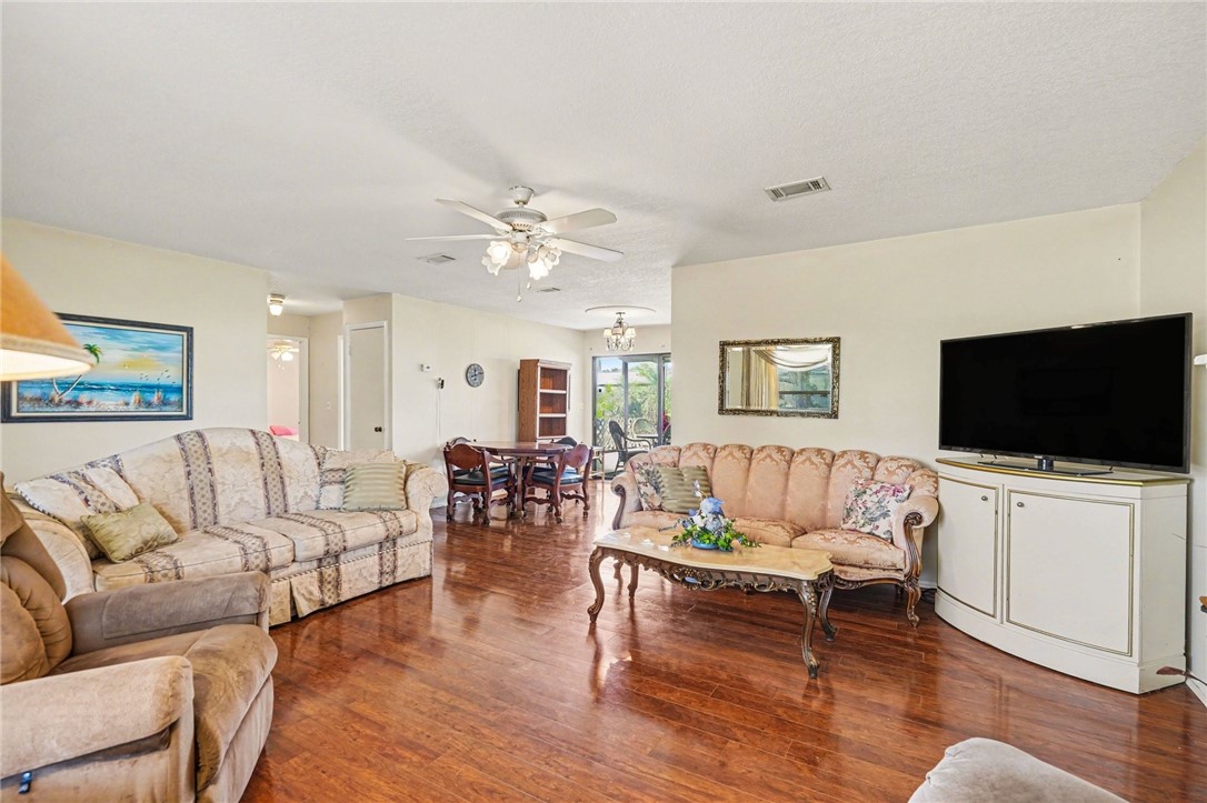 748 Cranbrook Avenue NE